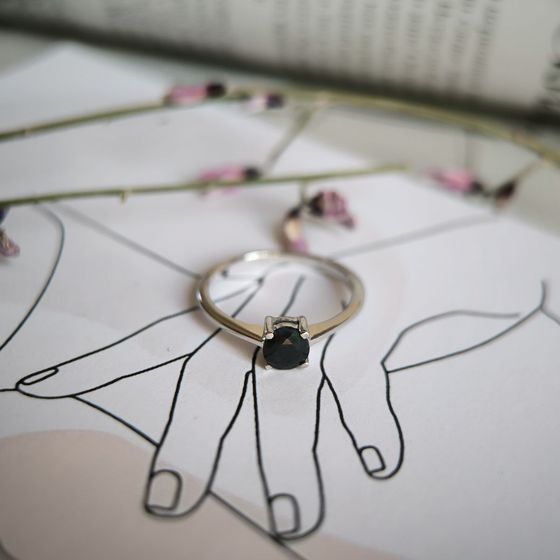 Серебряное кольцо с сапфиром