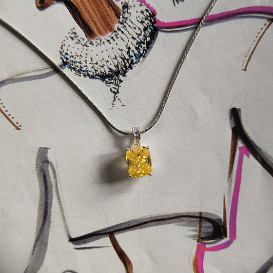 Silver pendant with cubic zirconia