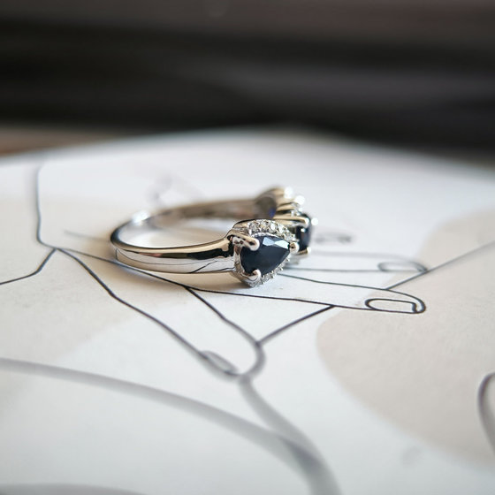 Серебряное кольцо с сапфиром, фианитами