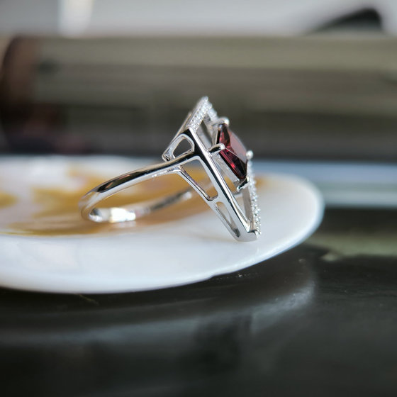 Серебряное кольцо с гранатом 1.555ct