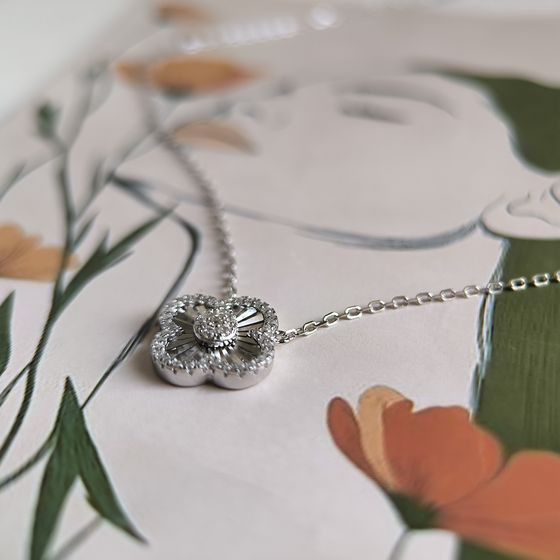 Silver necklace with phianites