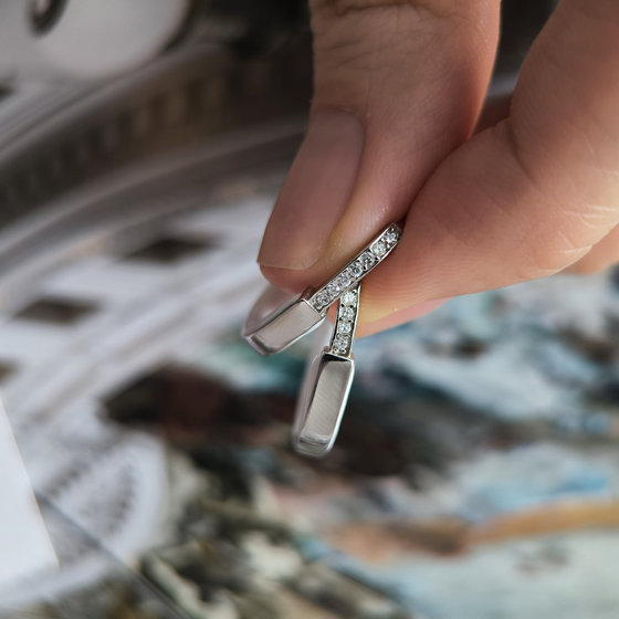 Серебряные серьги с емаллю, фианитами