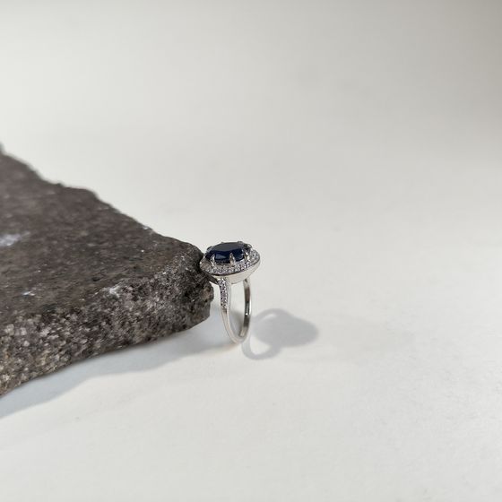Срібна каблучка з сапфіром 3.81ct, фіанітами