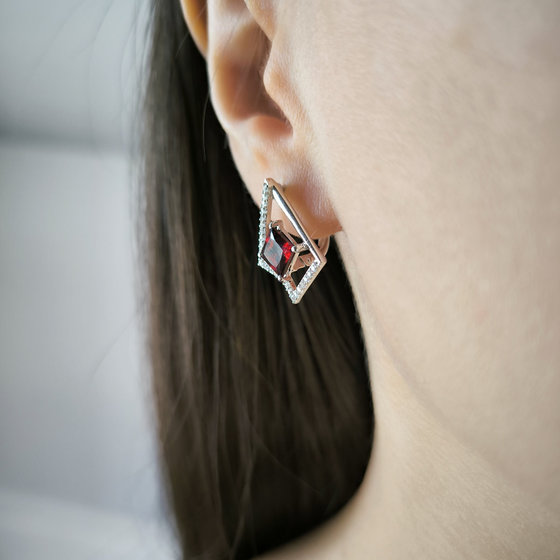 Серебряные серьги с гранатом 3.399ct
