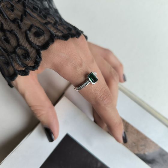 Silver ring with a 1.045-carat emerald