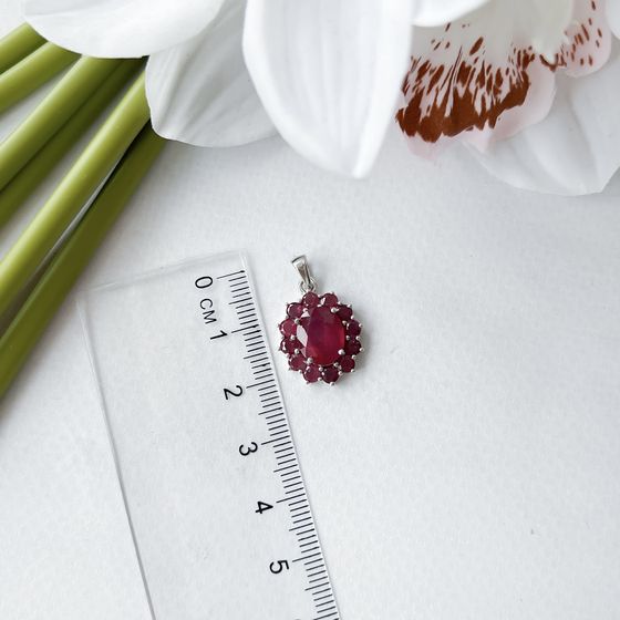 Silver pendant with a 5.388-carat ruby