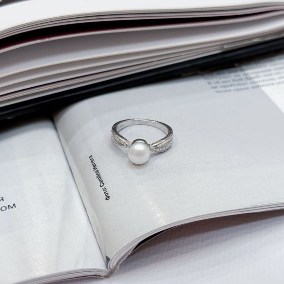 Серебряное кольцо с жемчугом, фианитами