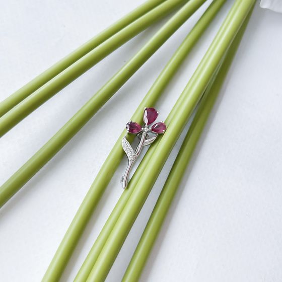 Серебряная брошка с рубином 2.281ct