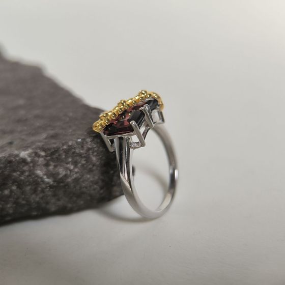 Серебряное кольцо с гранатом 4.135ct