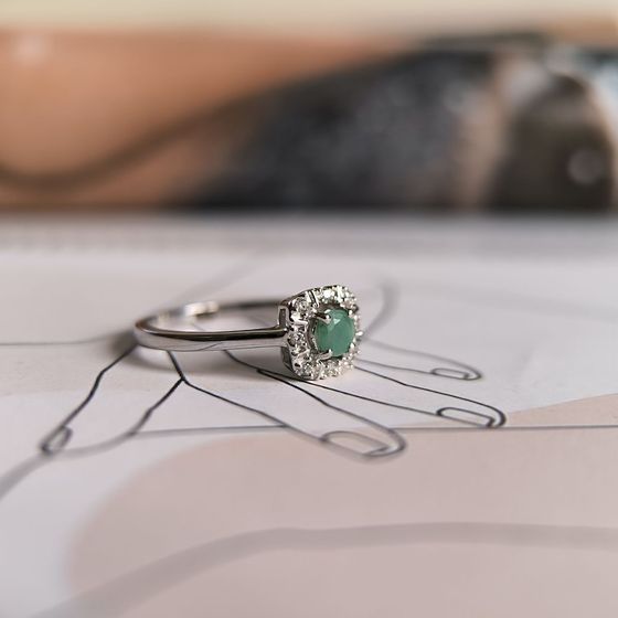 Серебряное кольцо с изумрудом, фианитами