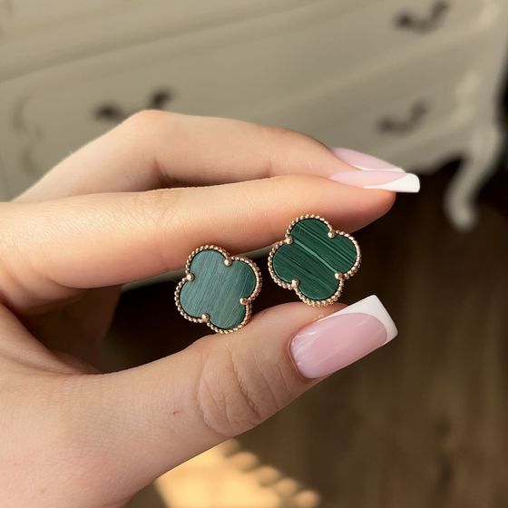 Золотые серьги с малахитом