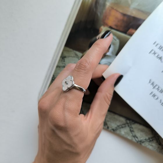 Серебряное кольцо с перламутром, фианитами