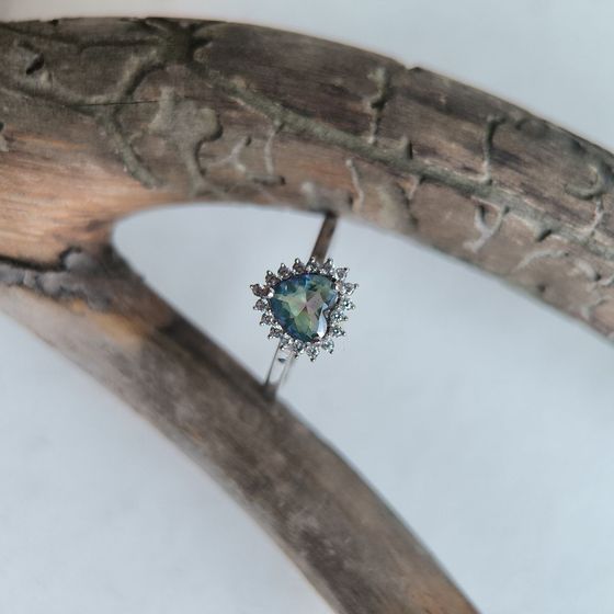 Silver ring with a 0.801-carat mystic topaz