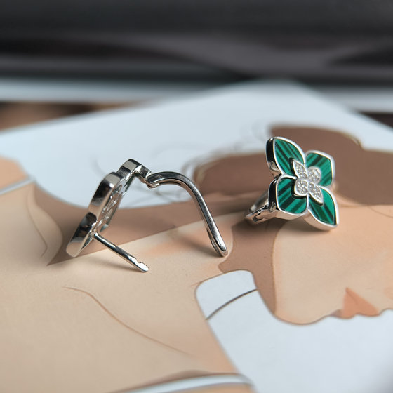 Серебряные серьги с малахитом, фианитами