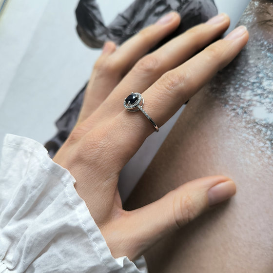 Серебряное кольцо с сапфиром, фианитами