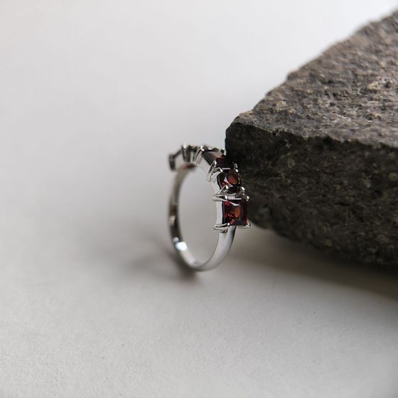 Серебряное кольцо с гранатом 1.85ct