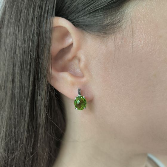Silver earrings with a 4.675-carat chrysolite