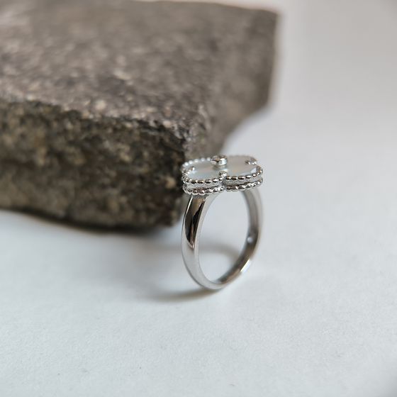 Серебряное кольцо с перламутром, фианитами