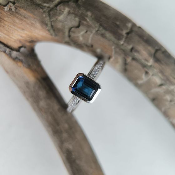 Серебряное кольцо с сапфиром nano 1.145ct, фианитами