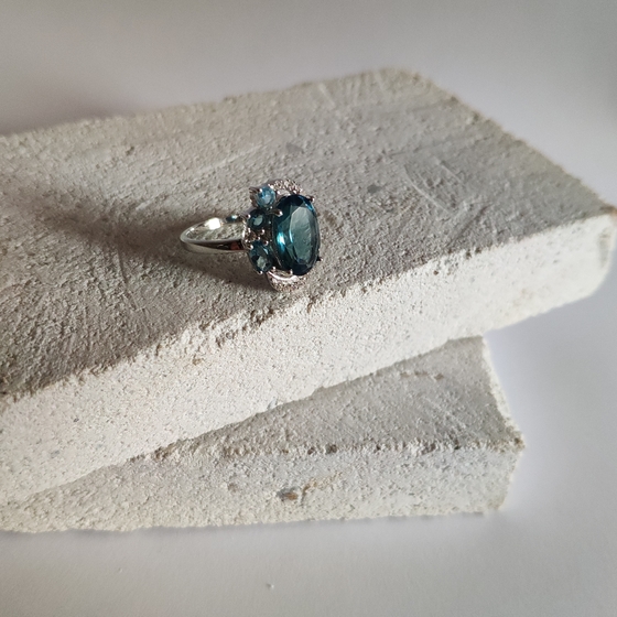 Серебряное кольцо с топазом Лондон Блю 3.365ct