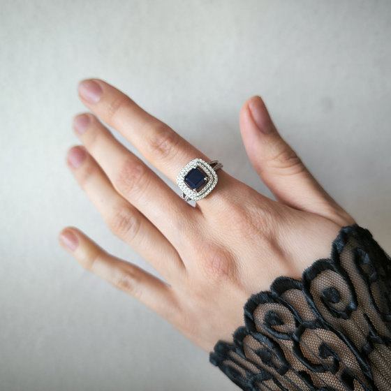 Серебряное кольцо с сапфиром 3.256ct, фианитами