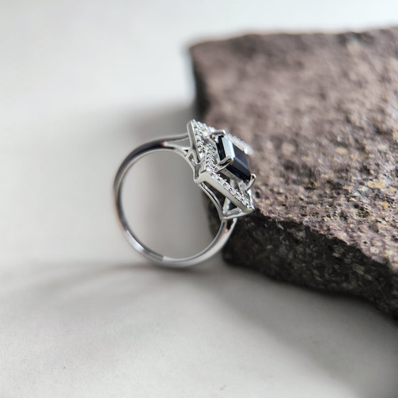 Серебряное кольцо с сапфиром 1.755ct, фианитами