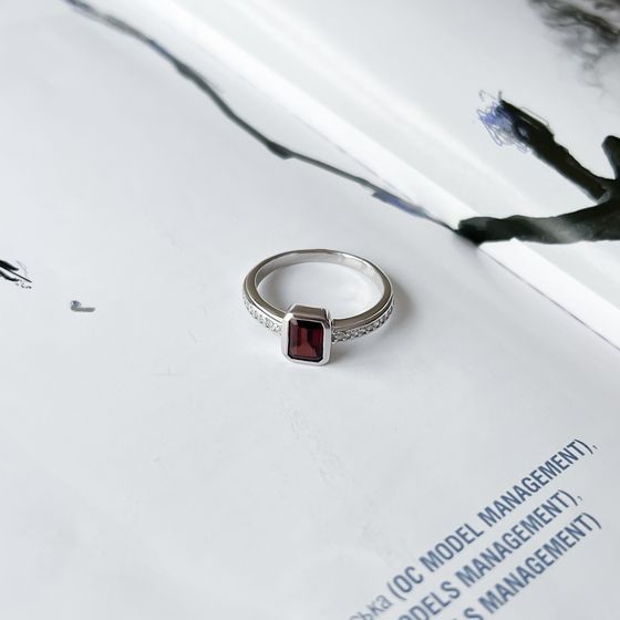 Серебряное кольцо с гранатом 1.383ct