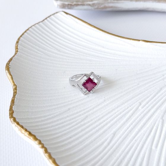 Срібна каблучка з рубіном 2.633ct, фіанітами