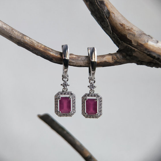 Серебряные серьги с рубином 3.754ct, фианитами