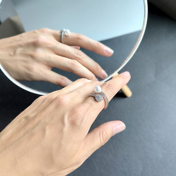 Серебряное кольцо с жемчугом, фианитами