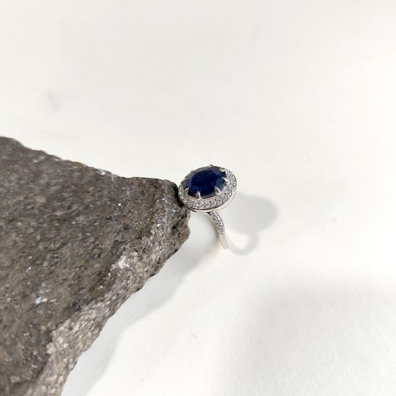 Срібна каблучка з сапфіром 3.81ct, фіанітами