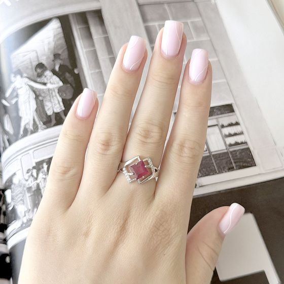Срібна каблучка з рубіном 2.633ct, фіанітами