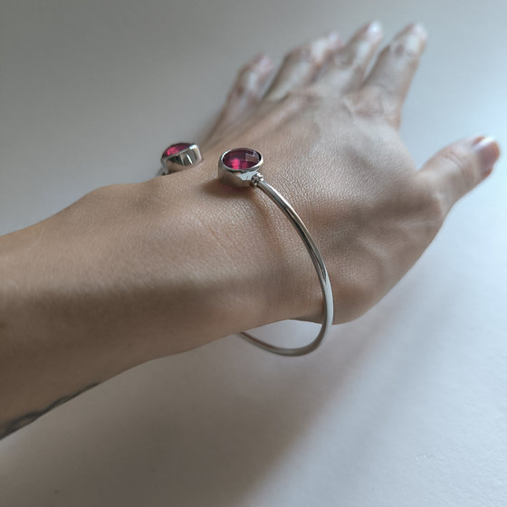Silver bracelet with 7ct ruby
