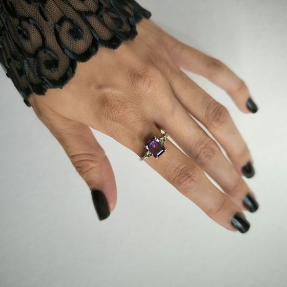 Sterling silver ring with 2.558ct amethyst,