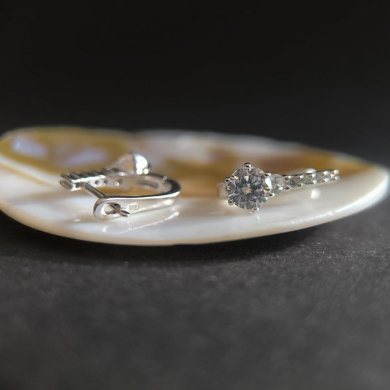 Серебряные серьги с фианитами