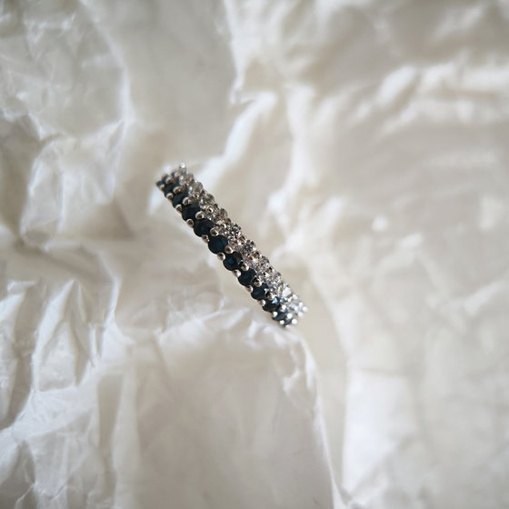 Серебряное кольцо с сапфиром, фианитами