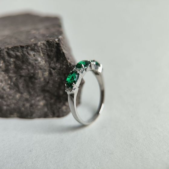 Silver ring with a 1.136-carat emerald