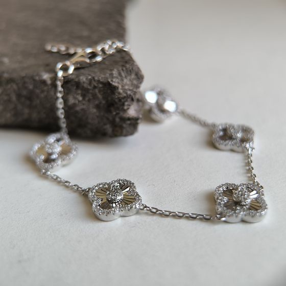 Silver bracelet with phianites