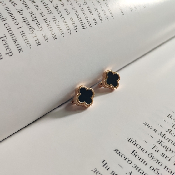 Золотые серьги с ониксом