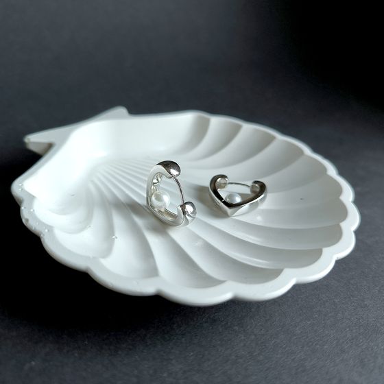 Silver earrings with pearls