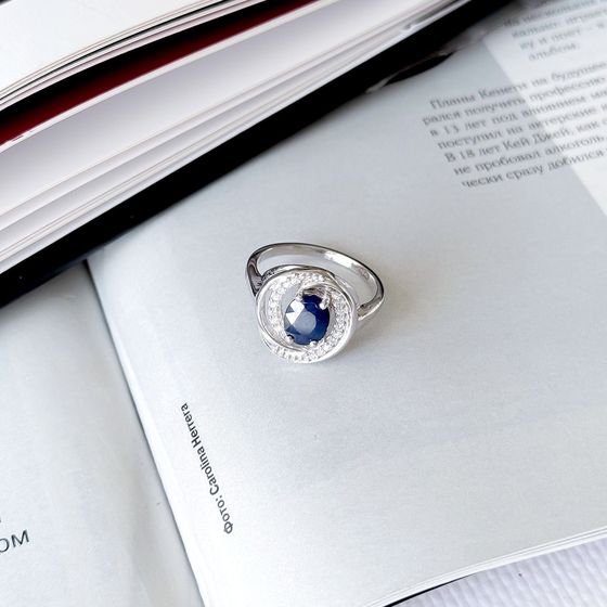 Срібна каблучка з сапфіром 1.729ct, фіанітами
