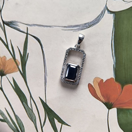 Silver pendant with 1.627ct sapphire, cubic zirconia