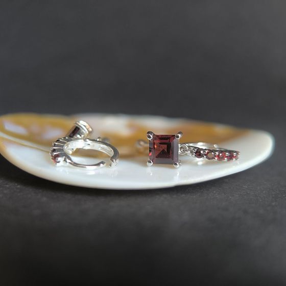 Silver earrings with garnet 2.605ct