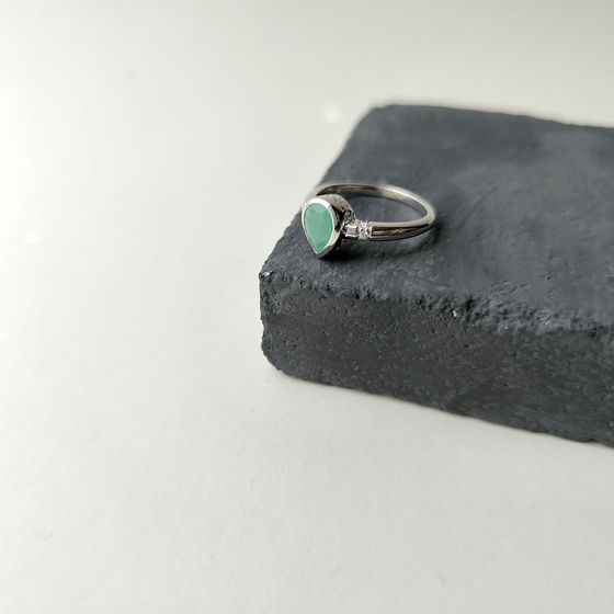 Срібна каблучка зі смарагдом 1.107ct, фіанітами
