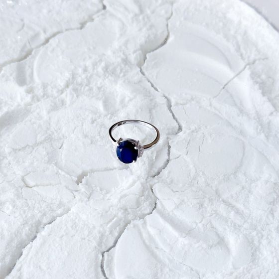 Срібна каблучка з сапфіром 3.873ct, фіанітами