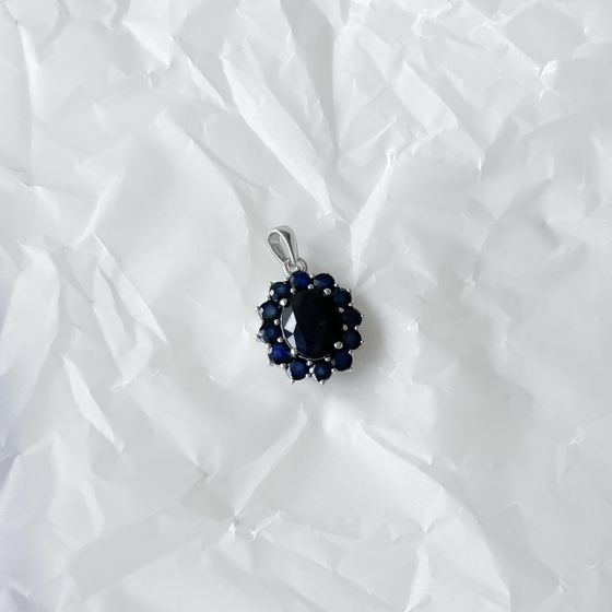 Silver pendant with a 5.58-carat sapphire
