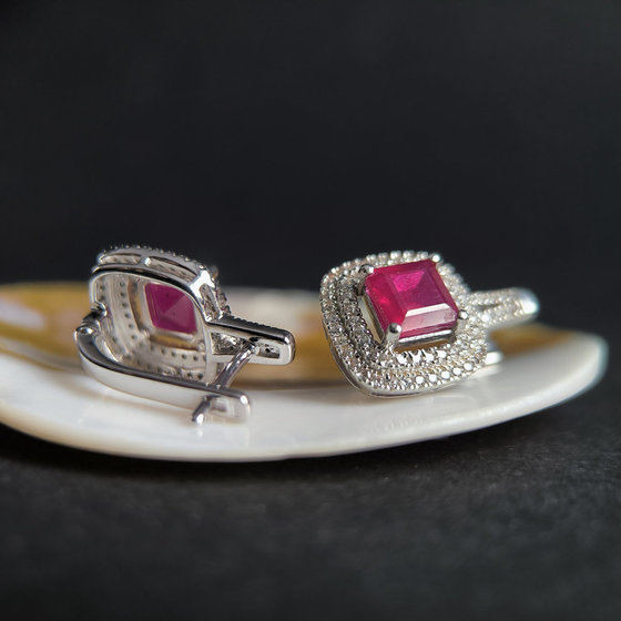 Серебряные серьги с рубином 6.342ct, фианитами