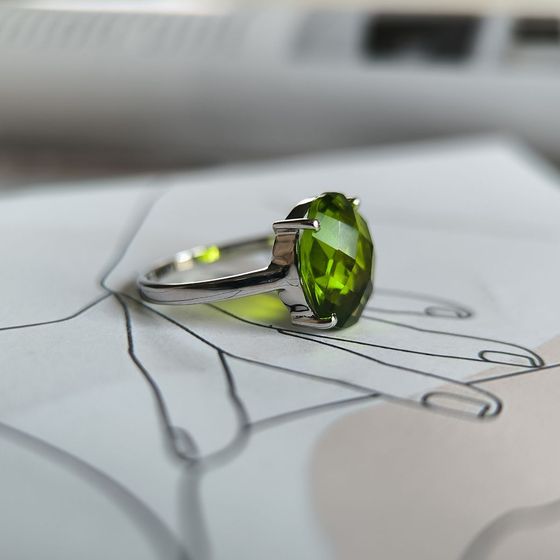 Серебряное кольцо с хризолітом 3.89ct