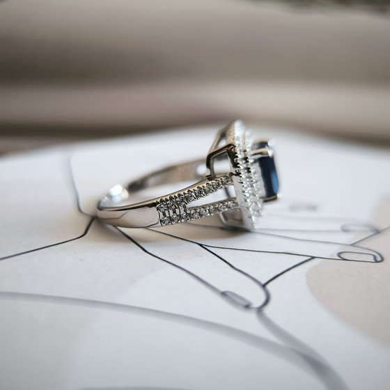Серебряное кольцо с сапфиром 3.256ct, фианитами