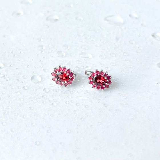Silver earrings with a 2.94-carat garnet